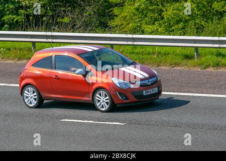 2011 orange Vauxhall Corsa SXI AC S/S ; véhicules mobiles, voitures roulant sur les routes britanniques, moteurs, moto sur l'autoroute M6 Banque D'Images