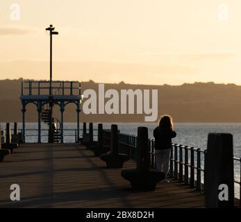 Weymouth, Royaume-Uni. 6 juin 2020. Lever du soleil tôt le matin au-dessus de la jetée Stone Pier dans la baie de Weymouth. Banque D'Images