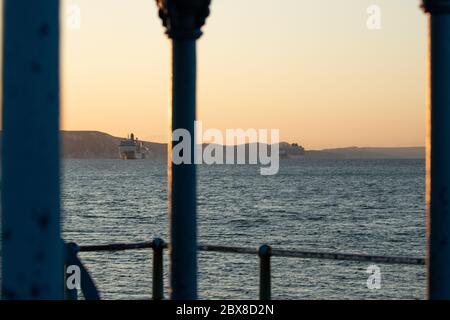 Weymouth, Royaume-Uni. 6 juin 2020. Lever du soleil tôt le matin au-dessus des navires de croisière ARCADIA, AURORA et BRITANNIA dans la baie de Weymouth. Banque D'Images