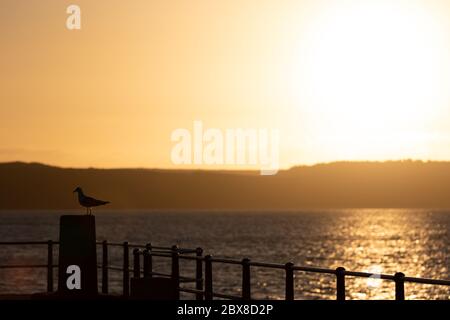 Weymouth, Royaume-Uni. 6 juin 2020. Lever du soleil tôt le matin au-dessus de Weymouth Bay. Banque D'Images