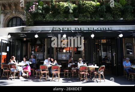 Vienne, 2 juin. 6 juin 2020. Les gens ont un café au café de flore à Paris, France, le 2 juin 2020. POUR ALLER AVEC LES TITRES DE XINHUA DU 6 JUIN 2020. Crédit: Gao Jing/Xinhua/Alay Live News Banque D'Images
