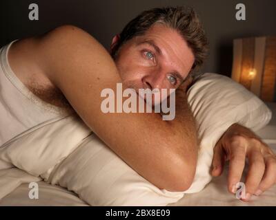 style de vie portrait nocturne dramatique de l'homme d'âge moyen désespéré et déprimé attrayant incapable de dormir souffrant de crise d'anxiété et de dépression feein Banque D'Images