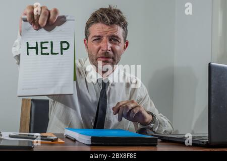 travailleur d'entreprise en situation de stress - jeune homme d'affaires attrayant stressé et désespéré tenant des signes en pleurant pour de l'aide surtravaillé et débordé de travail Banque D'Images