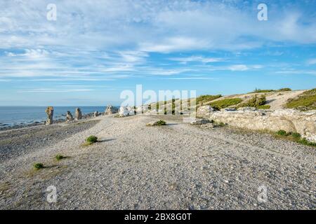 Langhammars sur l'île de Fårö, dans la mer Baltique. Langhammars est célèbre pour sa collection de piles de calcaire. Banque D'Images