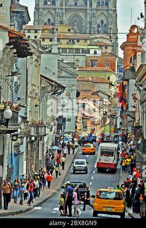 Rue principale dans le quartier historique de Quito, Equateur Banque D'Images