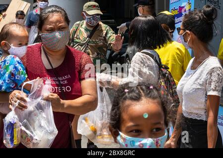 Des volontaires donnent des sacs en plastique avec de la nourriture aux pauvres pendant la pandémie de Covid, Bangkok, Thaïlande Banque D'Images