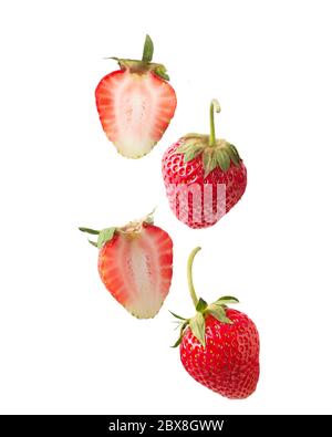 Fraise isolée. Ensemble de fraises isolées sur découpe blanche. Collage de fraises. Fraises en tranches sur fond blanc. Collecte de wh Banque D'Images