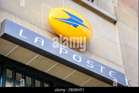 Vue à angle bas du panneau de la poste, société publique française de service postal, sur un bâtiment au-dessus de l'entrée d'un bureau de poste. Banque D'Images
