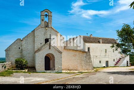 L'église de Santa Maria di Barsento et la ferme adjacente, qui était autrefois un couvent, sont situés dans la zone entre Noci Putignano et dans les provi Banque D'Images