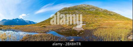 Vue panoramique sur les montagnes et les collines entre Ersfjorden et Kaldfjorden fjords sur l'île de Kvaloya, Norvège Banque D'Images