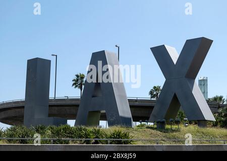 Los Angeles, CA/USA - 24 mai 2020 : le grand panneau LAX à l'entrée de l'aéroport international de Los Angeles sur Century Blvd Banque D'Images