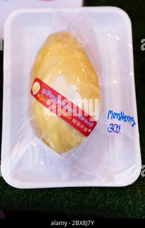 Fruit de durian dans le marché de rue sur la place du monde central à Bangkok, Thaïlande, Asie du Sud-est. Banque D'Images