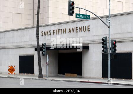 Beverly Hills, CA/USA - le magasin Saks Fifth Avenue à Beverly Hills est embarqué après avoir été pillé pendant les manifestations Black Lives Matter Banque D'Images