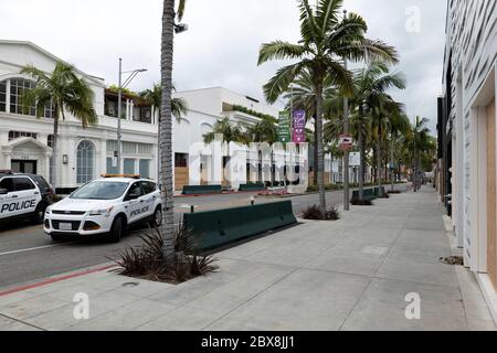Beverly Hills, CA/USA - voitures de police barricade Rodeo Drive après la vie noire importe des manifestations où chaque magasin dans le quartier commercial de luxe était Banque D'Images