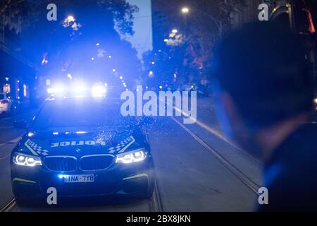 Melbourne, Australie. 06e juin 2020. Un manifestant a lancé une bouteille sur une voiture de police qui a été réardue à Collins St Melbourne, en Australie, à la fin de la manifestation Stop Black Deeats in Custody - Justice pour George Floyd, tenue au mépris des ordres du gouvernement. 06 juin 2020 crédit : Michael Currie/Alay Live News Banque D'Images