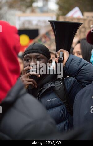 Melbourne, Australie. 06e juin 2020. Un jeune Africain utilise un méga téléphone pendant le Stop Black morts en détention - Justice pour George Floyd à Melbourne, Australie aujourd'hui. 06 juin 2020 crédit : Michael Currie/Alay Live News Banque D'Images