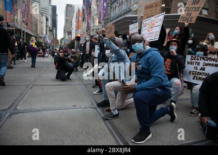 Melbourne, Australie. 06e juin 2020. Les manifestants se tiennent à genoux pour manifester leur respect envers George Floyd au Stop Black dears in Custody - aujourd'hui, le juge de la manifestation George Floyd à Swanston St à Melbourne, en Australie. 06 juin 2020 crédit : Michael Currie/Alay Live News Banque D'Images