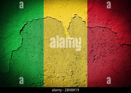 Drapeau du Mali peint sur un mur fissuré et grundy Banque D'Images