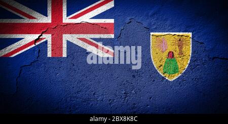 Drapeau des îles Turks et Caicos peint sur un mur fissuré et grundy Banque D'Images