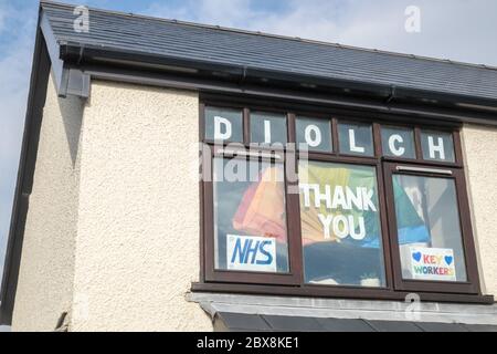 Merci,Diolch,gallois,support,poster,message,tout le monde,principaux travailleurs,NHS,dans,cette,chambre,fenêtre,dans,cette,propriété,maison,sur, High Street,Borth,bord de mer,vacances,Resort,village,nord,de,Abersywyth,Ceredigion.during,coronavirus,Covid 19,GB,côte,gallois,britannique,GB,où,les gens,ont,une pandémie,GB,GB,GB,GB,a,le,le,temps,côte,GB,GB,GB,GB,GB,pays,a,côte,côte,GB,GB,GB Banque D'Images