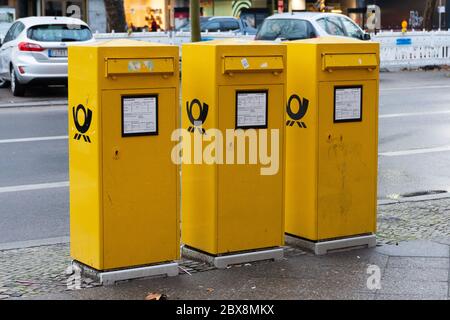 Trois boîtes de poste de la poste allemande après la pluie à Berlin Banque D'Images