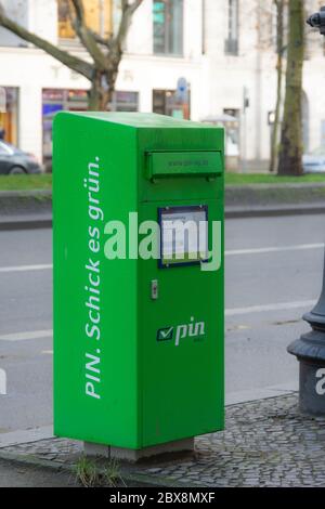 Boîte postale de PIN AG après la pluie à Berlin Banque D'Images