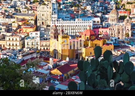 Vue sur Guanajuato Mexico à midi, maisons colorées et bâtiments historiques. Banque D'Images