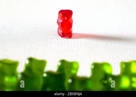 bonbons doux oursons en peluche représentant un groupe d'étudiants ou de collègues de travail intimider et faire du moubbing victime impuissante dans le harcèlement et l'abus social rp Banque D'Images