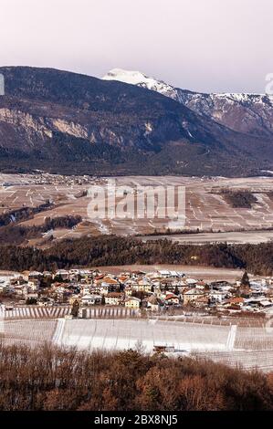 Village de Val di non et TOS en hiver, vallée avec neige et champs agricoles de pommes et de raisins dans la province de trente, Trentin-Haut-Adige, Italie, UE Banque D'Images