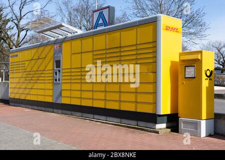 DHL Packstation où les clients peuvent récupérer leur commande eux-mêmes et envoyer des colis Banque D'Images