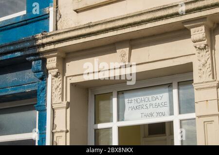 Pas de vacanciers,veuillez,faire,main,poster,exposé,au-dessus,de,la,porte,fenêtre,dans,cette,propriété,maison,sur, High Street,Borth,bord de mer,vacances,Resort,village,nord,de,Abersywyth,Ceredigion,pendant,coronavirus,Covid 19,pandémie,Mid,West,Wales,Welsh,GB,Britain,5,vacances,UK,vacances,est,a,fermé,a,a,la CÔTE,et,a,a,le,a,ouvert,a,a,le,le,a,le,a,le,le,le,le,le,le,le,pays,le,pays,pays,le, Banque D'Images