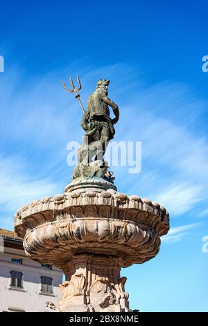 Fontaine de Neptune, statue en bronze du Dieu romain avec le trident sur la place de la Cathédrale (Piazza del Duomo), Trento, Italie Banque D'Images