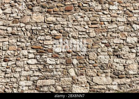 Gros plan d'un mur fait de galets de rivière et de pierres de forme irrégulière, plein cadre, arrière-plan. Trento, Trentin-Haut-Adige, Italie, Europe Banque D'Images