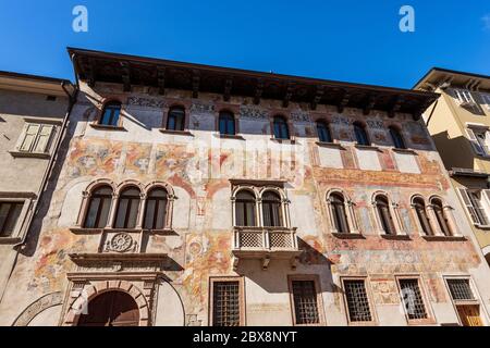Centre-ville de trente, Palazzo Quetta Alberti Colico, palais médiéval avec de nombreuses fresques. Trentin-Haut-Adige, Italie, Europe Banque D'Images