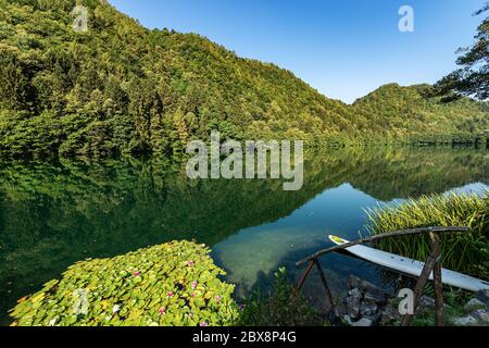 Lago di Levico, petit lac magnifique dans les Alpes italiennes, vallée de Valsugana, ville de Levico terme, province de trente, Trentin-Haut-Adige, Italie, Europe Banque D'Images