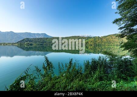Lago di Levico, petit lac magnifique dans les Alpes italiennes, ville de Levico terme, province de trente, Trentin-Haut-Adige, Italie, Europe Banque D'Images