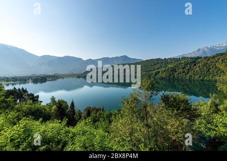 Lago di Levico, petit lac magnifique dans les Alpes italiennes, ville de Levico terme, vallée de Valsugana, province de trente, Trentin-Haut-Adige, Italie, Europe Banque D'Images