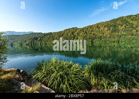 Lago di Levico, petit lac magnifique dans les Alpes italiennes, ville de Levico terme, province de trente, Trentin-Haut-Adige, Italie, Europe Banque D'Images