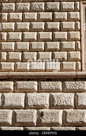 Ashlar (Bugnato en italien), clôture d'un mur fait de gros blocs de pierres dans la ville de Trento, Trentin-Haut-Adige, Italie, Europe Banque D'Images