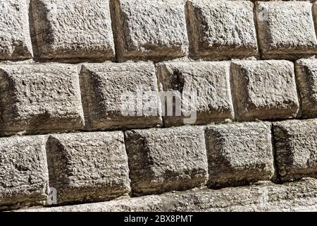 Ashlar (Bugnato en italien), clôture d'un mur fait de gros blocs de pierres dans la ville de Trento, Trentin-Haut-Adige, Italie, Europe Banque D'Images