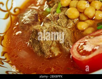 Soupe de berkoukes algérien ich nord-africaine épicée, à base de tomates, cuisine africaine, plats méditerranéens traditionnels variés, vue de dessus. Banque D'Images