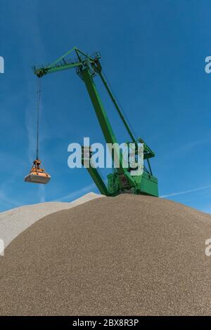 La grue verte remplit le sable d'une colline à l'autre Banque D'Images