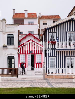 Maisons traditionnelles en bois nu colorées à Costa Nova Beach Banque D'Images