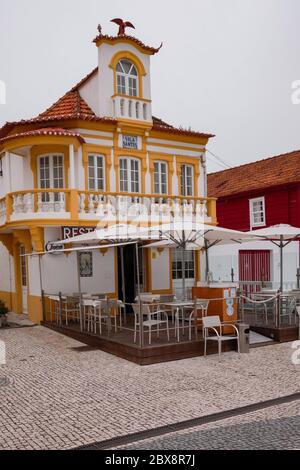 Maisons traditionnelles en bois nu colorées à Costa Nova Beach Banque D'Images