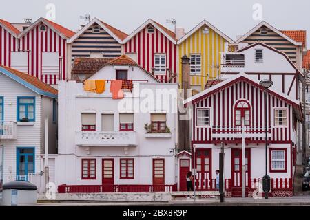 Maisons traditionnelles en bois nu colorées à Costa Nova Beach Banque D'Images