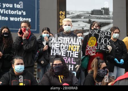 Melbourne, Australie. 06e juin 2020. MELBOURNE BLACK LIVES MATTER RALLY-manifestants en train de cacher des signes sur les marches du Parlement à Melbourne-cet événement a été organisé pour se rassembler contre les morts autochtones en détention en Australie ainsi que dans l'unité avec des manifestations à travers les États-Unis suite à l'assassinat d'un homme noir non armé George Floyd aux mains D'un policier à Minneapolis, Minnesota-image Credit: brett keating/Alay Live News Banque D'Images