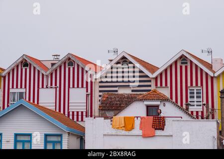 Maisons traditionnelles en bois nu colorées à Costa Nova Beach Banque D'Images