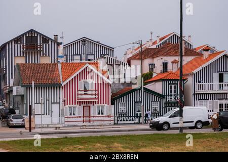 Maisons traditionnelles en bois nu colorées à Costa Nova Beach Banque D'Images