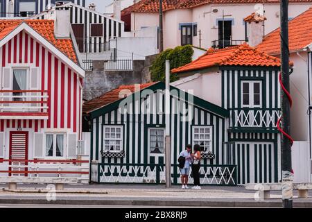 Maisons traditionnelles en bois nu colorées à Costa Nova Beach Banque D'Images