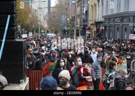 Melbourne, Australie. 06e juin 2020. MELBOURNE BLACK LIVES RALLY-des manifestants tiennent des panneaux sur Bourke Street à Melbourne pendant la manifestation-cet événement a été organisé pour se rassembler contre les morts autochtones en détention en Australie et en unité avec des manifestations à travers les États-Unis suite à l'assassinat d'un homme noir non armé George Floyd at Les mains d'un policier à Minneapolis, Minnesota-image Credit: brett keating/Alay Live News Banque D'Images